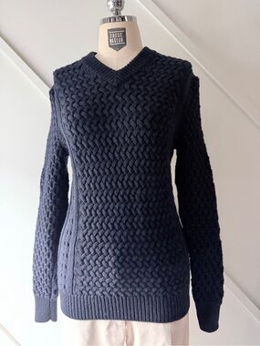 Theory Merino Wool Chunky Cable Knit V-Neck Sweater XS Navy | Quiet Luxury